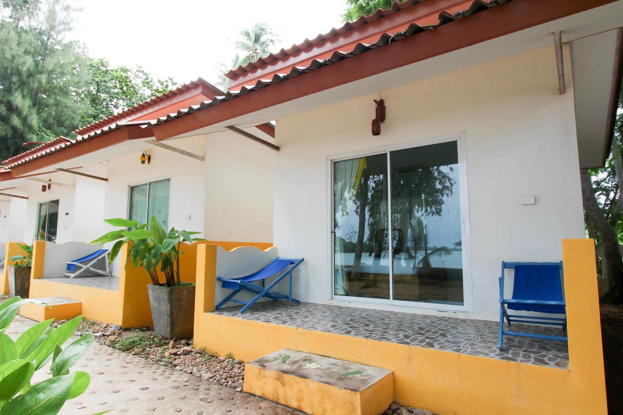 Issara Beach Resort Sichon Esterno foto