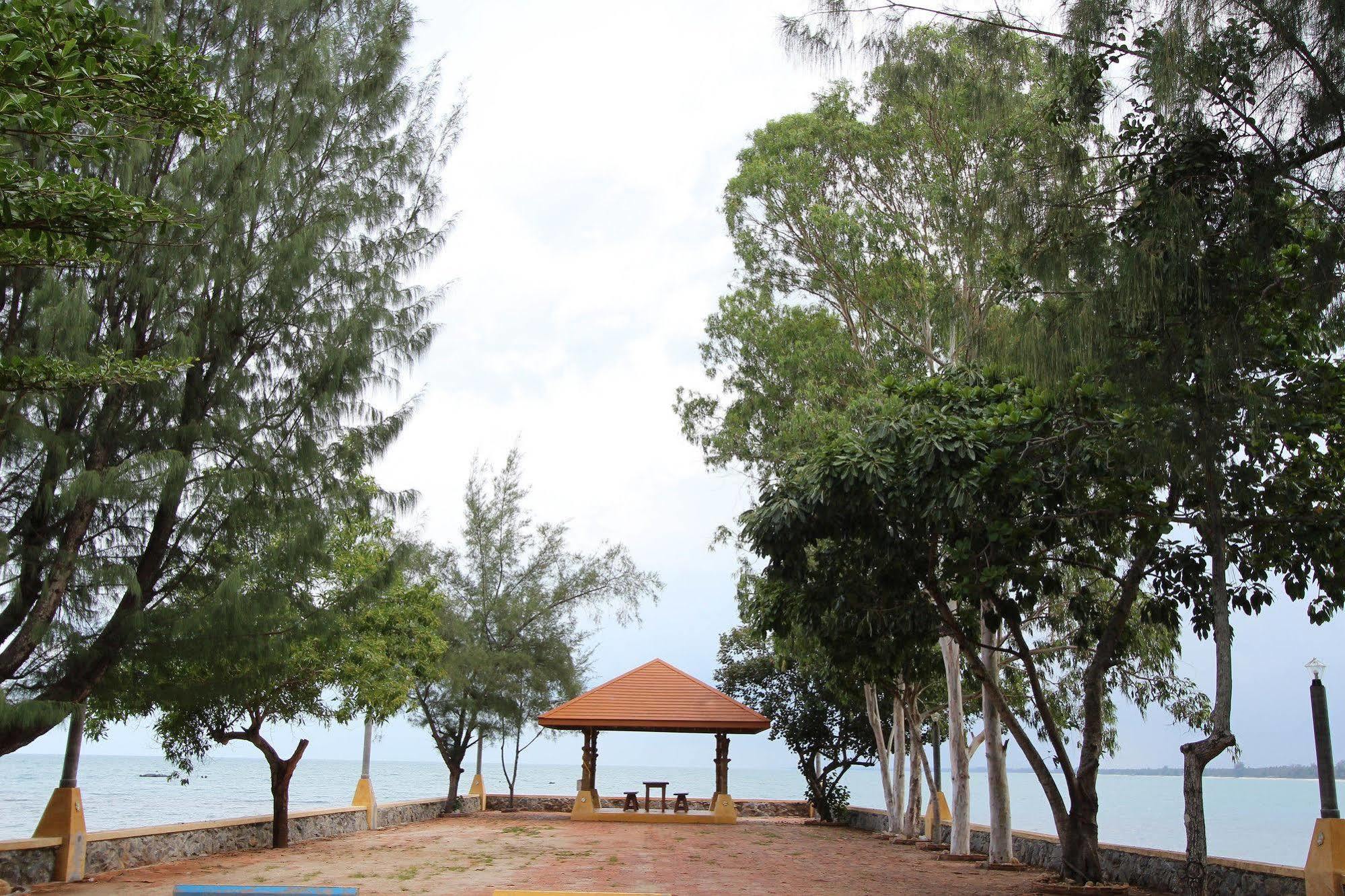 Issara Beach Resort Sichon Esterno foto